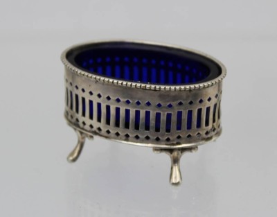 Auktion <br>Gewürzschälchen, Silber, Dänemark 1914, blauer Glaseinsatz, Silber ca. 20,9gr., Glas mit kl. Chip, H-3,5cm B-5,5cm [1]