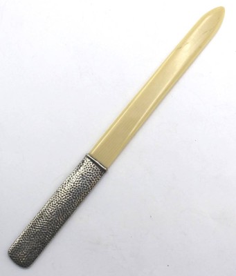 Auktion <br>Brieföffner, Silbergriff -830-, Hammerschlag, wohl um 1940, L-22,5cm [1]