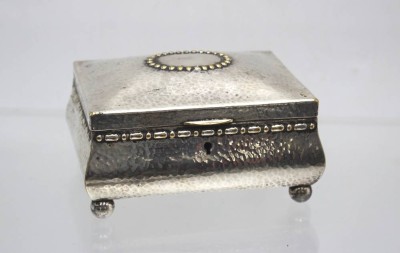Auktion 362<br>versilberte Dose, älter, Schlüssel fehlt, innen Samt, berieben, ca. H-7cm, B-11,5cm T-8,5cm [1]