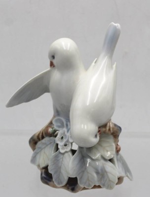 Auktion <br>Turteltauben auf Kirschblütenzweig, Royal Copenhagen, Modellnr. 402, Entw. Theodor Madsen, polychrom bemalt in Unterglasurfarben, H-ca.13,5cm [1]