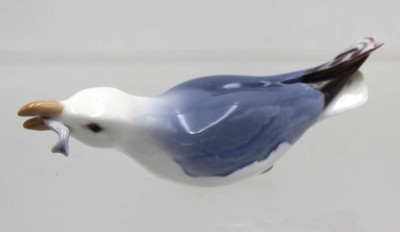 Auktion 362<br>Möwe mit Fisch im Schnabel, Bing & Gröndahl, Entw. Dahl Jensen, Modellnr. 1808, polychrom bemalt in Unterglasurfarben, L-14 cm [1]