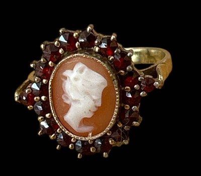 Auktion 362<br>Granatring mit Cameè, Silber-830- vergoldet 