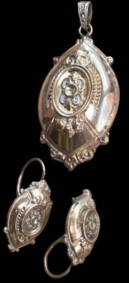Auktion 362<br>Biedermeier-Schaumgold-Set, gr. Anhänger, Paar Ohrhänger, L-5,3 cm [1]