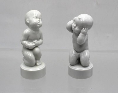 Auktion 362<br>2x sogen. Schmerzkinder, Kopfweh und Bauchweh, Bing & Gröndahl, Weißporzellan, ca. H-11,5cm [1]