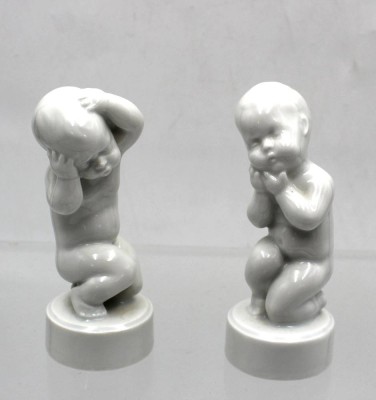 Auktion <br>2x sogen. Schmerzkinder, Kopfweh u. Zahnweh, Bing & Gröndahl u. Royal Copenhagen, Weißporzellan, ca. H-11,5cm [1]