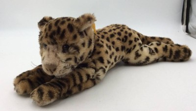 Auktion <br>Steiff Leopard Molly 0390/40 mit Knopf und Fahne liegend 50 cm [1]