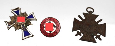 Auktion 362<br>3x div. Abzeichen, 3. Reich, KTK, Mutterkreuz (schlechte Erhaltung) sowie Parteiabzeichen [1]