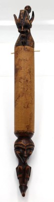 Auktion <br>Behälter für eine Sutra-Rolle, Ozeanien, um 1920, fein geometrisch beschnitzt, Reste alter Farbfassung, beide Abschlüsse in Form vollplastischer Figuren, leicht verblichen, nicht komplett, ca. L- 60cm [1]