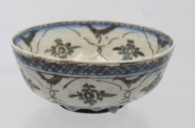 Auktion 362<br>Schale, China, wohl 18./19. Jhd., Altersspuren, H-8cm D-18cm [1]