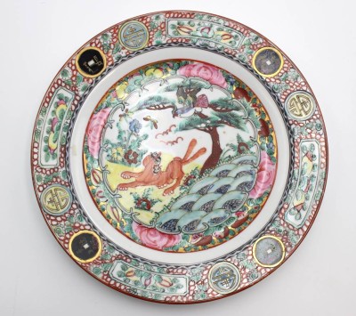 Auktion 362<br>Zierteller, China, 4 Zeichenmarke, Familie Rose, älter, ca. D-23cm [1]