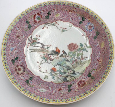 Auktion 362<br>gr. Schale, China, Vogel-u. Blumendekor, mittig leider Altriss, ca. H-7,5cm, D-37cm [1]