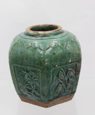 Auktion <br>Vase/Gefäss?,Steinzeug, China, 19. Jahrhundert, sechseckige Form, Reliefpflanzendekor, grüne Glasur, ca. H-15,5cm [1]