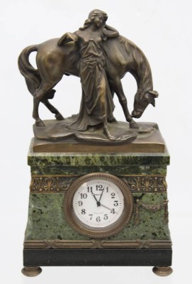 Auktion <br>schöne Tischuhr, Marmor, Bronzegruppe als Bekrönung, Uhrwerk steht und wohl nicht original, ca. H-25cm B-13,5cm T-5cm [1]