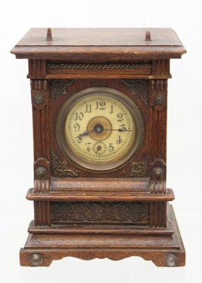Auktion 362<br>Tischuhr um 1900, USA ?, Holzgehäuse, Werk läuft an, H-19,5cm B-14,5cm T-11cm [1]