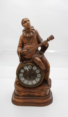 Auktion 362<br>hohe figürl. Kaminuhr, Pierrot, wohl Nussbaum, Werk läuft kurz an, Schlag geht, ca. H-50cm B-25cm T-17,5cm [1]