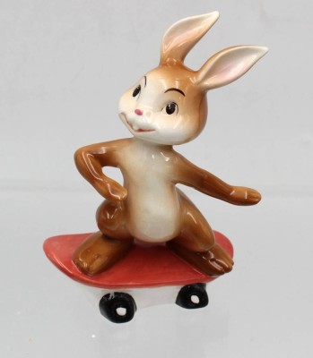 Auktion 362<br>Goebel-Hase auf Skateboard, bemalt in Unterglasurfarben, ca. H-12cm [1]