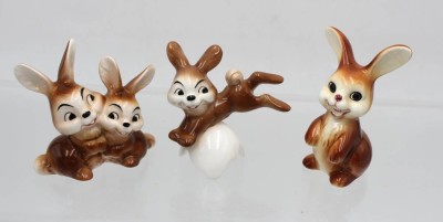 Auktion 362<br>3x div. Hasenfiguren, Goebel, bemalt in Unterglasurfarben, ca. H-10cm [1]