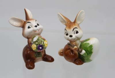 Auktion 362<br>2x Hasenfiguren, Goebel, bemalt in Unterglasurfarben, ca. H-8cm [1]