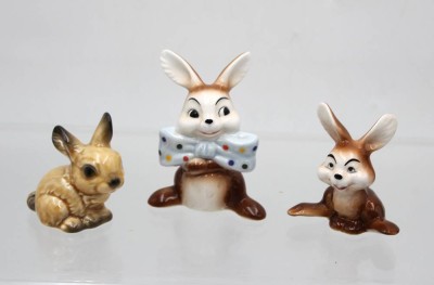 Auktion 362<br>3x div. Hasenfiguren, Goebel, bemalt in Unterglasurfarben, ca. H-8,5cm [1]