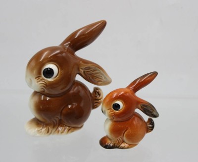Auktion 362<br>2x Hasenfiguren, Goebel, bemalt in Unterglasurfarben, ca. H-11cm u. 7cm [1]