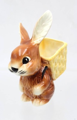 Auktion 362<br>Hase mit Kiepe, Goebel,bemalt in Unterglasurfarben, ca. H-14,5cm [1]