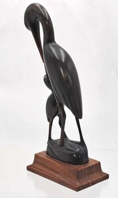 Auktion 362<br>Hornschnitzerei, Reiher mit Junges auf Holzplatte, H-23,5 cm [1]