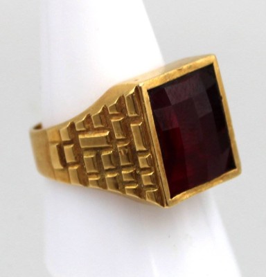 Auktion <br>Herrenring, Gold um 800, wohl Spanien, mit facc. Rubin, zus. ca. 8,8gr., RG 60 [1]