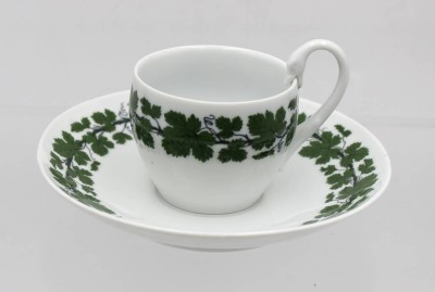 Auktion 362<br>Tasse mit U.T., Meissen Schwertermarke, Weinlaub, Schwanenhalshenkel, Tasse mit min. Chip, 1. Wahl, Tasse ca. H-7,5cm [1]