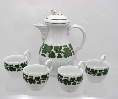 Auktion 362<br>Kaffeekanne mit 6 Tassen, Meissen, Schwertermarke, Weinlaub, älter, Deckelblüte bestossen, Tassen je mit Chips, älter, Kanne H-21,5cm Tassen ca. H-7,5cm [1]