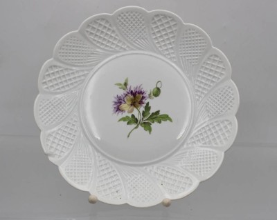 Auktion <br>runde Platte mit Blumenbemalung, Meissen, Schwertermarke, 2 Schleifstriche, am Rand bestossen, D-22,5cm [1]