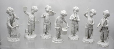Auktion 362<br>Höchst,  7 Musiker der Serie Türkische Kapelle, Entwurf Johann Peter Melchior 1775-1779, Weißporzellan, alle in sehr gutem Zustand, je ca. H-18cm [1]