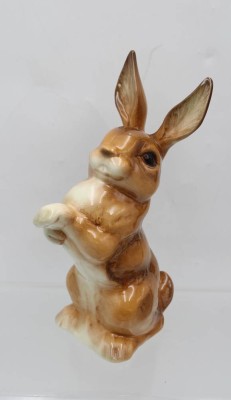 Auktion 362<br>gr. sitzender Hase, Goebel, poöychr.  Bemalung in Unterglasur, ca. H-26cm [1]