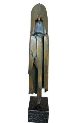 Auktion 367<br>Dieter FINKE (1939-2011), Der Schamane, hohe Bronze auf Steinsockel, ars mundi Exklusiv-Edition, Nr. 3/199, Gießerstempel, ca. H-108cm, ca. 18 KG [1]