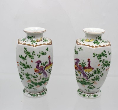 Auktion 362<br>Paar kl. Vasem, Blumen u.-Vogelbemalung, Japan, ca. H-15cm [1]