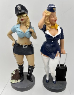 Auktion <br>2 Scherzfiguren, nach Peter Mook,  Polizistin und Stewardess, Kunstmasse, H- je  ca. 18 cm, 1980/90-er J. [1]