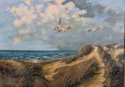 Auktion 362<br>K. Löbert 62, Dünen und fliegende Schwäne, wohl Ostsee, Öl/Hartfaser, gerahmt, RG 60 x 80cm [1]