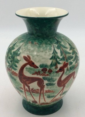 Auktion 362<br>handgemalte, signierte Vase mit Rehen,  H-17 cm [1]