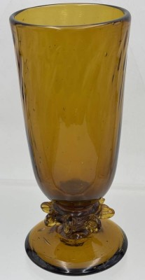 Auktion 362<br>Glasvase auf Stand, braun, Handarbeit, H-20 cm [1]