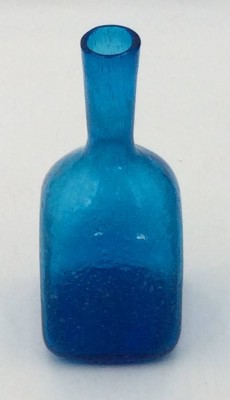 Auktion 362<br>Kunstglasvase bzw. Flasche?, blaues Eisglas, H-24 cm, 9x9 cm [1]