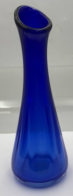 Auktion 362<br>blaue Glasvase mit abgeschrägter Öffnung,  ausgeschliffener Abriss, Handarbeit, H-30 cm [1]