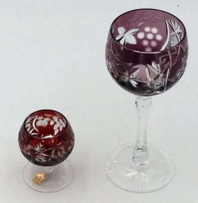 Auktion 362<br>Weinglas und Cognacschwenker, Bunthlas mit Schliff 