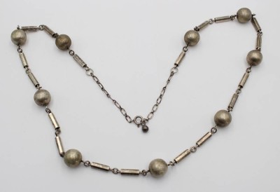 Auktion 362<br>835er Silberkette, älter, Kugeln als Zierelemente, 59,3gr., L-74cm [1]