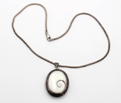 Auktion 362<br>925er Silberkette mit Anhänger, Shivaauge in Silberfassung, sowie roter Stein, zus. ca. 19,7gr., L-38cm Anh. L-3cm [1]