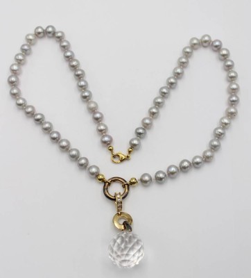 Auktion 362<br>Perlenkette mit facett. Kristallanhänger, 375er Goldschließe und 925er Monturen, ca. L-46cm Anh. L-4cm [1]