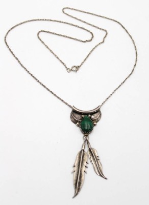 Auktion 362<br>Navajo-Collier, Sterling, Malachit-Cabochon, 7,9gr., L-50cm, Federn L-6cm [1]