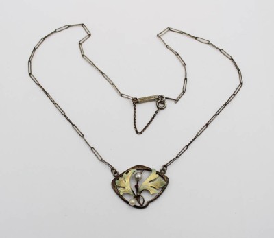 Auktion 362<br>schönes Jugendstil-Collier, 900er Silber, Deposé, Rubin, Perlchen und Perlmutt, 7,4gr., L-48cm [1]