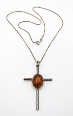 Auktion 362<br>gr. 925er Kreuzanhänger mit Bernstein-Cabochon, an Silberkette, zus. 10,7gr., L-48cm, Anh. L-7cm [1]