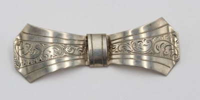 Auktion 362<br>835er Silber-Brosche, Schleifenform, ziseliert, 6,9gr., L-6cm [1]