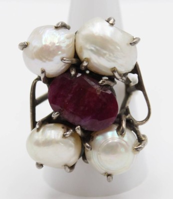 Auktion 362<br>gr. Ring, Silber (gepr), mit 4 Perlen und wohl Rubin?, Ringkopf ca. 3,5 x 3cm, zus. 19,7gr., RG 58 [1]