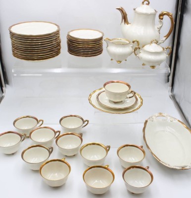 Auktion 362<br>Kaffeeservice, Königszelt, älter, Goldrand, Kaffeekern, Schale, 12x Tassen mit U.T., 14x Kuchenteller (1x bestossen), 5x kl. Schälchen, Kanne H-24cm  Tasse ca. H-5,6cm [1]